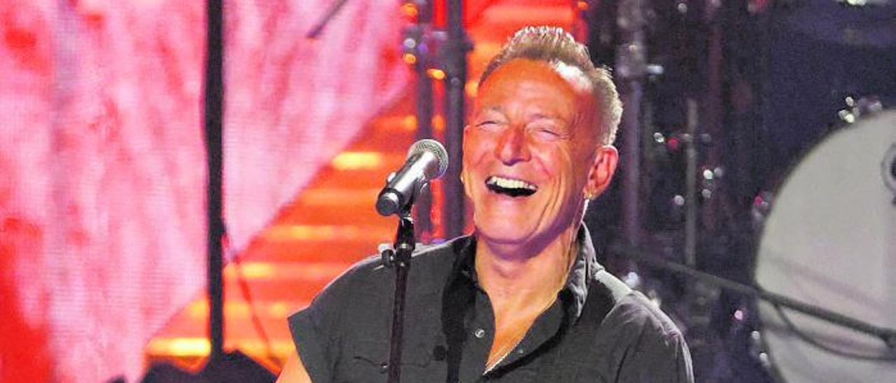 Bruce Springsteen,  
durante su actuación en  
la 37ª ceremonia anual
Rock &amp; Roll Hall of Fame
Induction, en Los 
Ángeles. Mario Anzuoni/Reuters