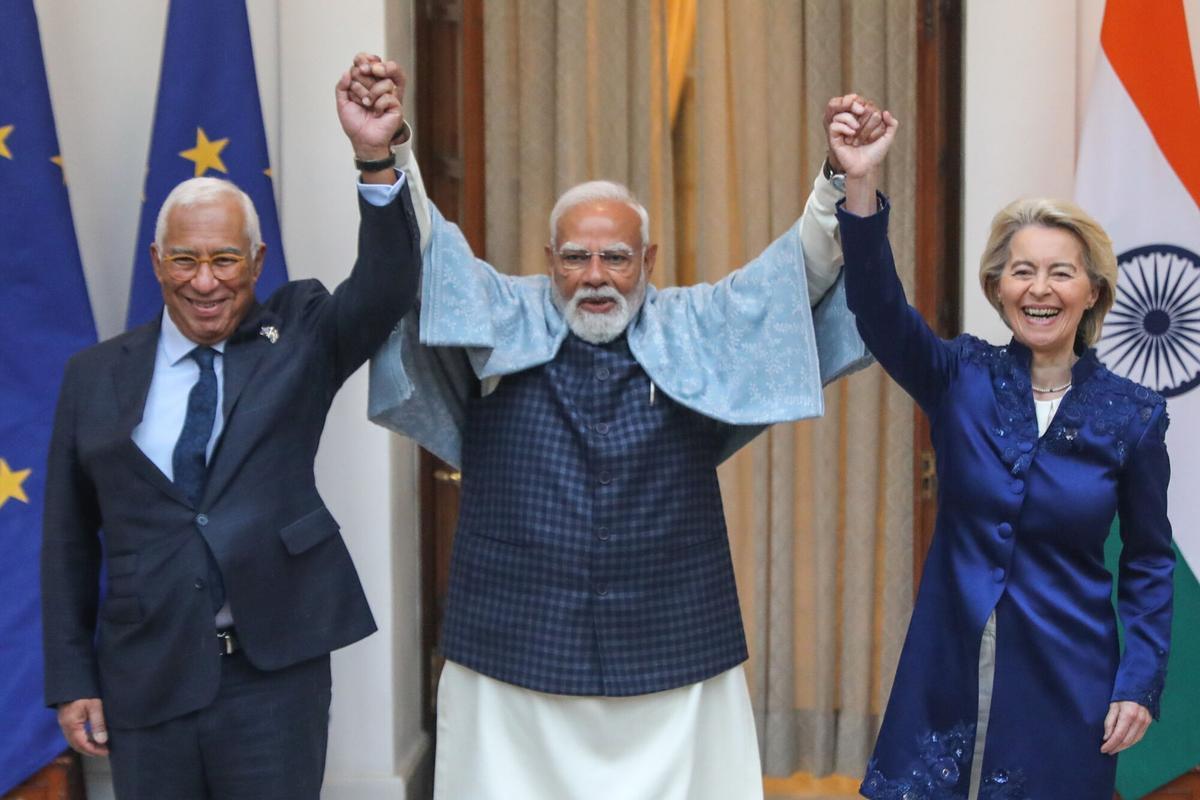 Nueva Delhi, India, 27/01/2026.- Los presidentes de la Comisión y del Consejo Europeo, Ursula von der Leyen y António Costa, junto al de la India, Narendra Modi