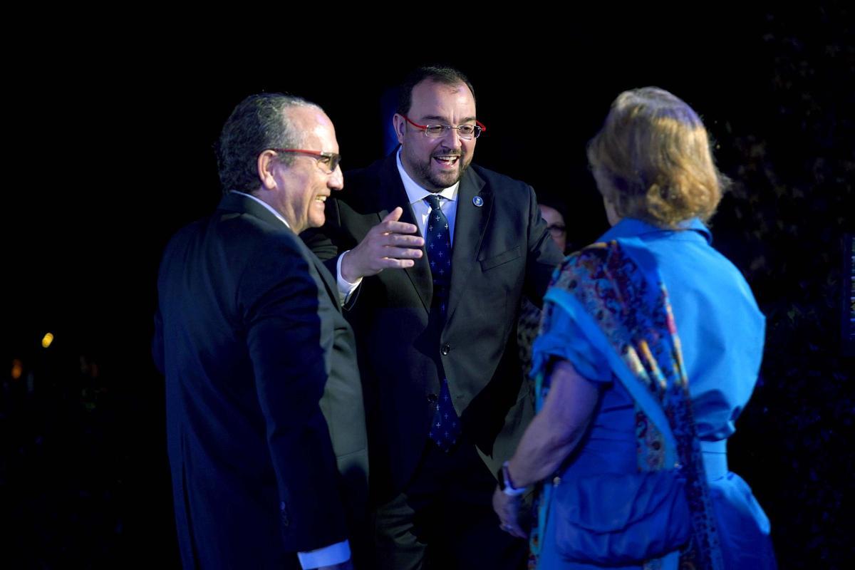 Adrián Barbón, presidente del Principado de Asturias, conversa con Javier Moll, presidente de Prensa Ibérica, y Arantza Sarasola, vicepresidenta de Prensa Ibérica.