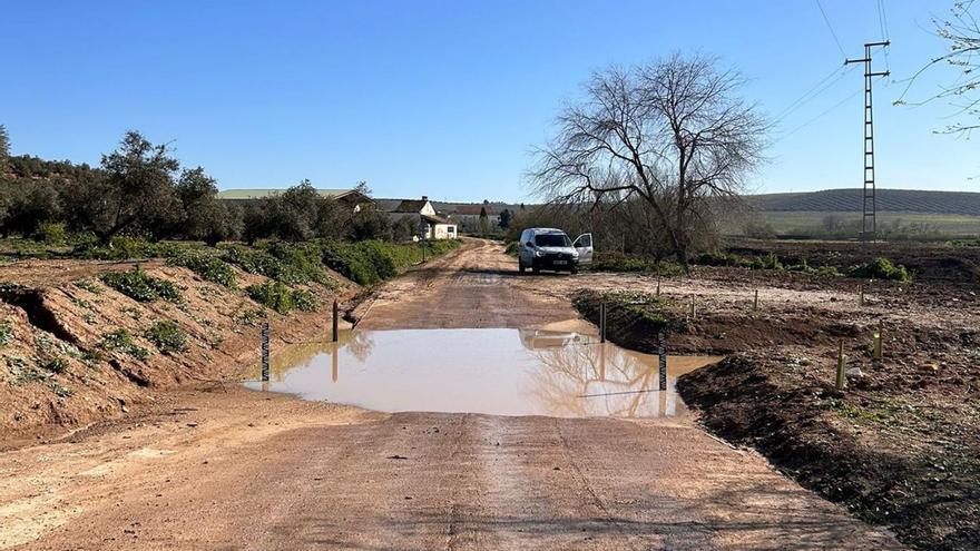 La pérdida de agua en la laguna de Jarata ha anegado parte del camino.