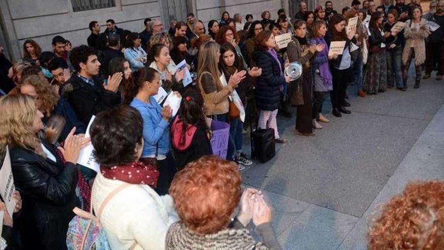 Un momento de la concentración ante la Audiencia.  // Rafa Vázquez