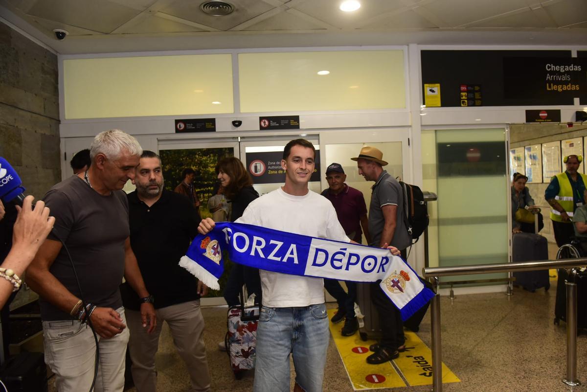 Llega Marc Casadó a A Coruña para incorporarse al Deportivo Llega Marc Casadó a A Coruña para incorporarse al Deportivo