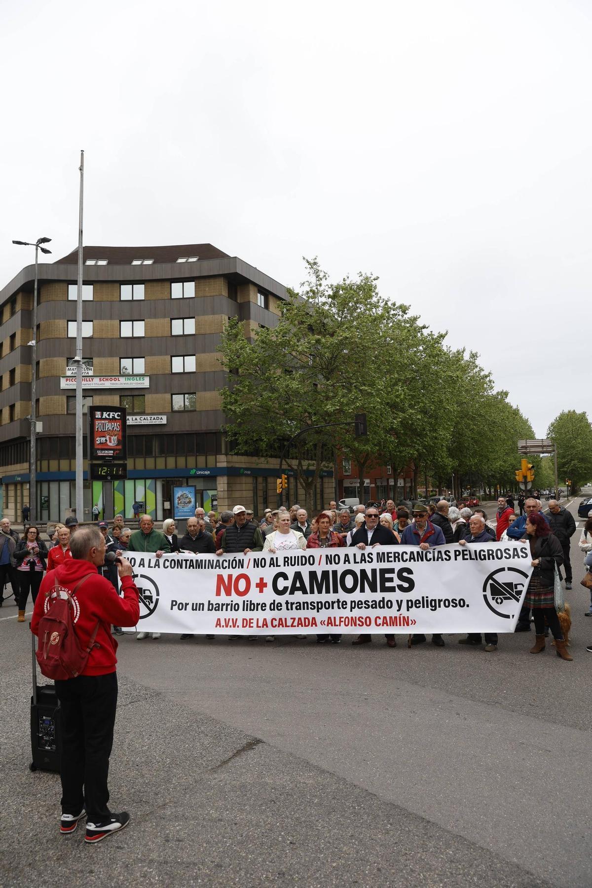 La protesta vecinal de La Calzada por los camiones en el barrio, en imágenes La protesta vecinal de La Calzada por los camiones en el barrio, en imágenes