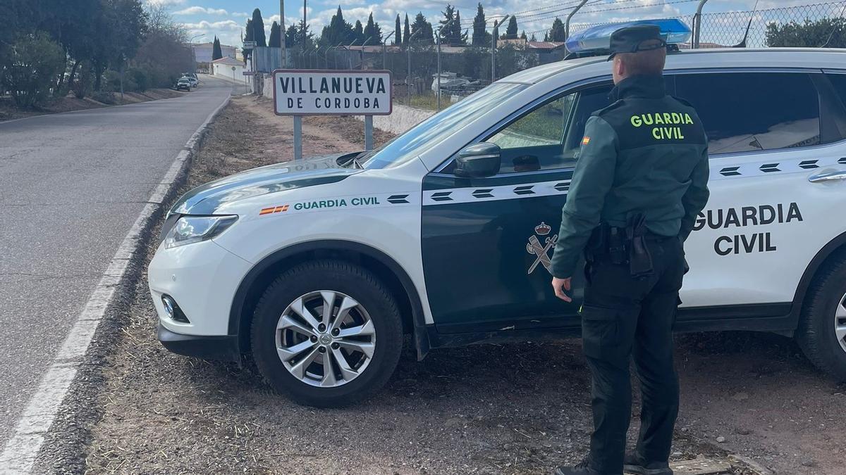 Un agente de la Guardia Civil presta servicio en Villanueva de Córdoba.