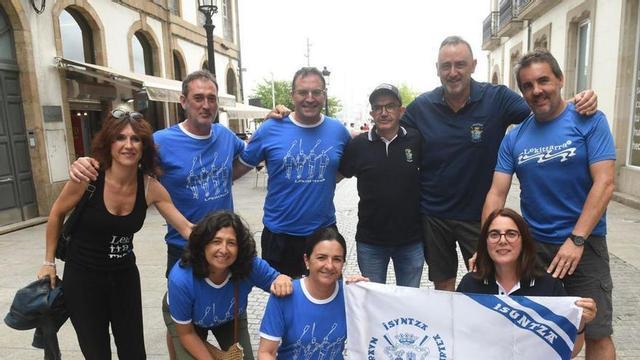 Aficionados vascos con la bandera del club de Lekeitio, ayer en la Marina. | // CARLOS PARDELLAS