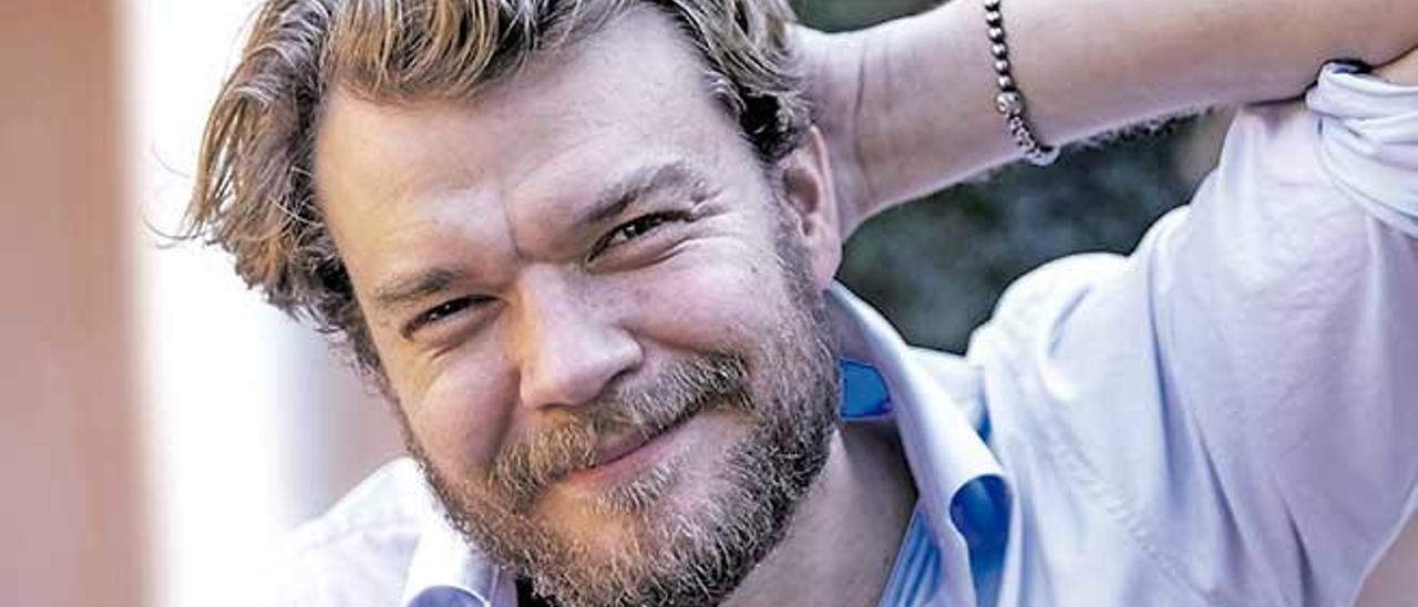 Asbaek se mostró en todo momento sonriente y atento.