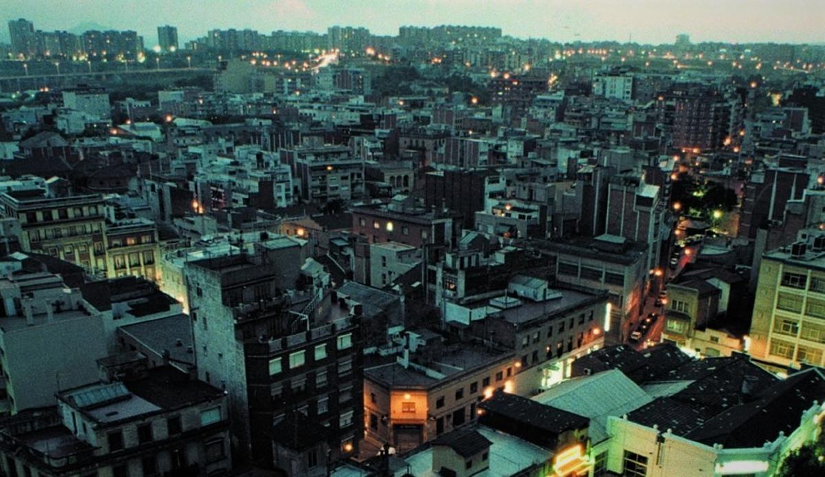 Vista aérea de L’Hospitalet de Llobregat por la noche.