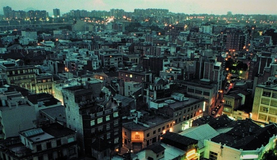 Vista aérea de L'Hospitalet de Llobregat por la noche.