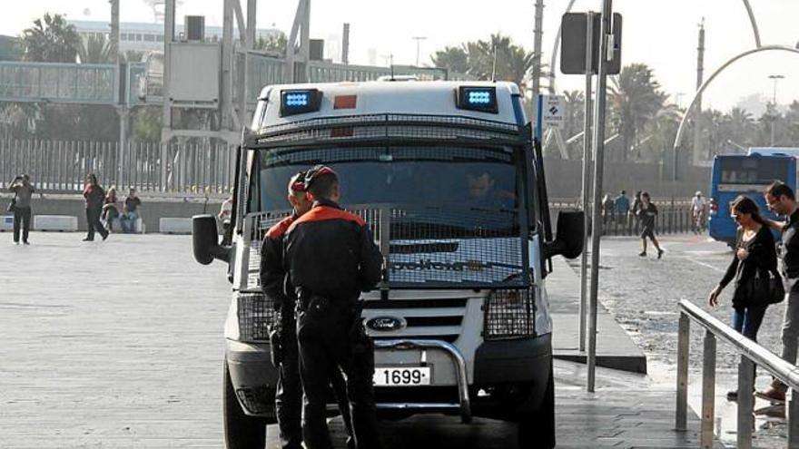 Agents dels Mossos, ahir a la zona portuària de Barcelona