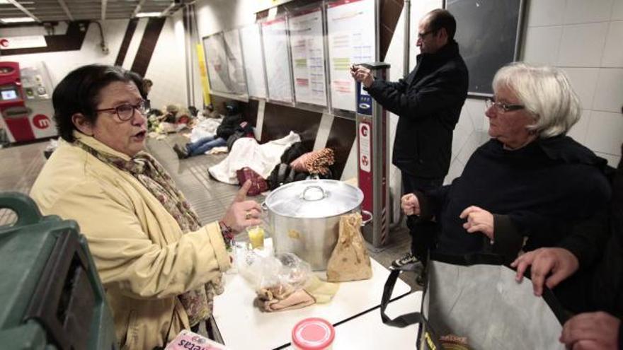 Una larga noche de mantas y sopa para los sintecho en Valencia