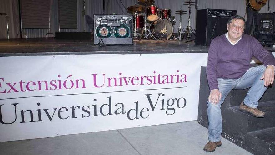 Alfonso Caride, organizador do programa cultural, no Teatro Vidal Bolaño do campus. // Cristina Graña