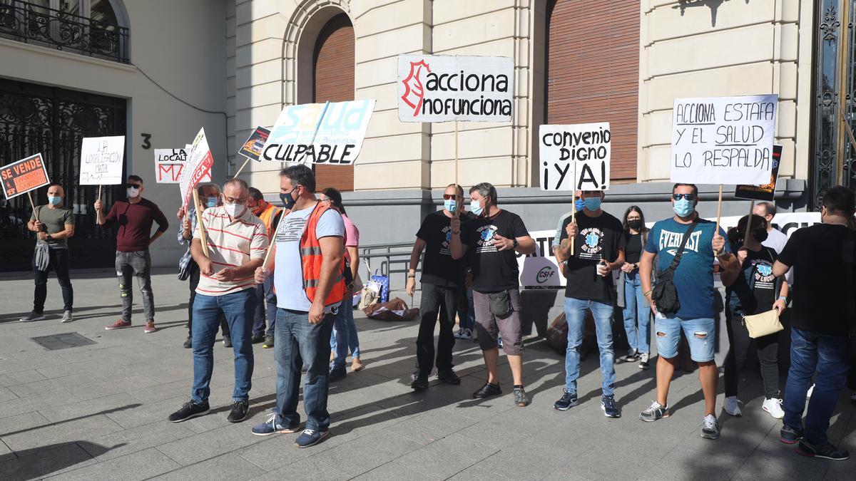 Un momento de la protesta de los trabajadores del transporte sanitario, este sábado.