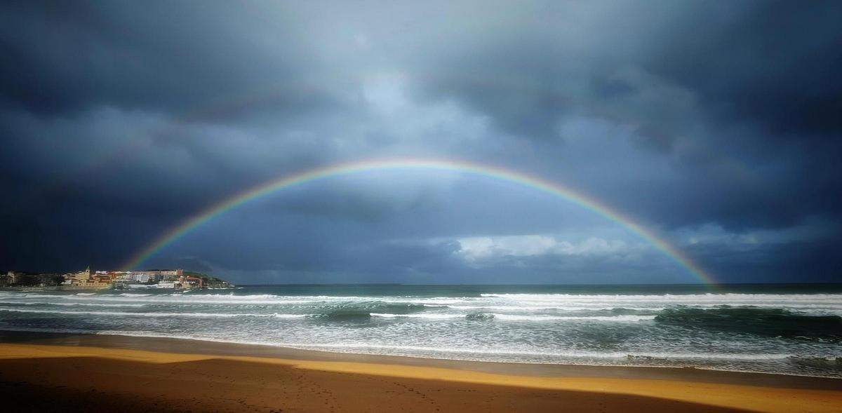 Un arcoíris sobre la bahía de Gijón.