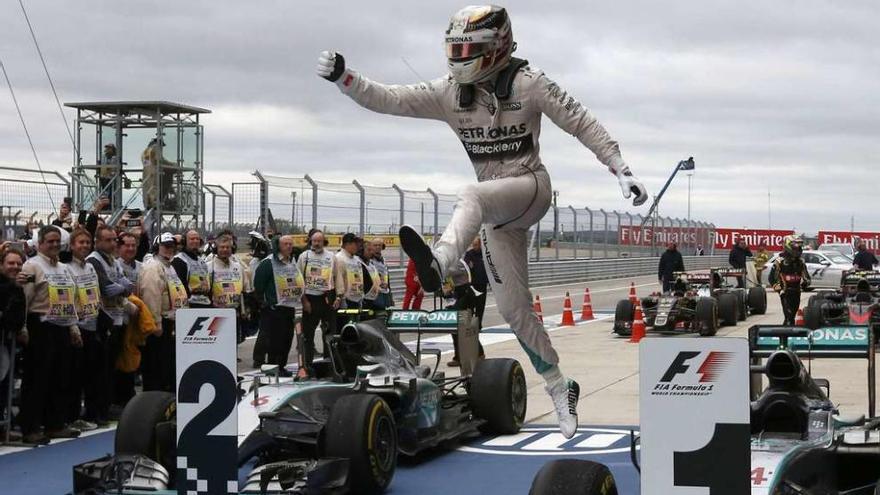 Hamilton salta tras conseguir la victoria en el circuito de Austin. // Reuters