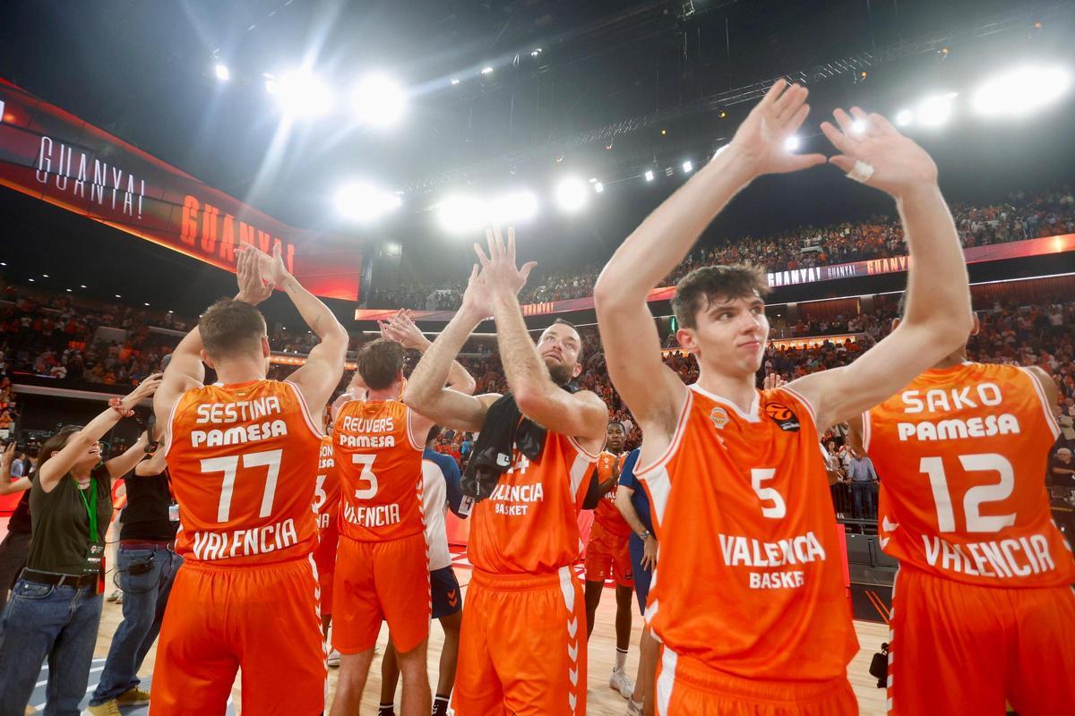Los jugadores del Valencia Basket saludan a la afición en el Roig Arena