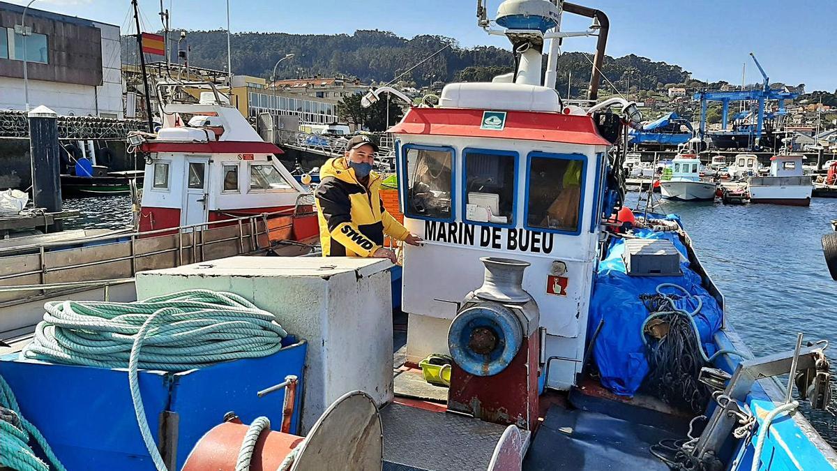 David Simes, ayer a bordo del “Marín de Bueu”, amarrado en el puerto de la localidad. |   // SANTOS ÁLVAREZ