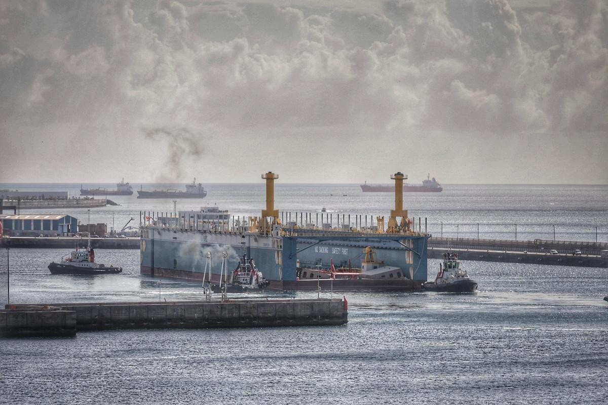 Llegada del primer dique flotante al Puerto Santa Cruz de Tenerife desde China Llegada del primer dique flotante al Puerto Santa Cruz de Tenerife desde China