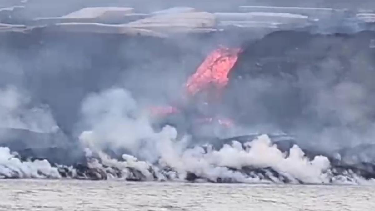 La caída de la lava al mar desde la patrullera del Servicio Maritimo de la Guardia Civil