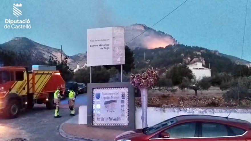 Un incendio obliga a confinar a la población de Toga y a cortar la CV-20