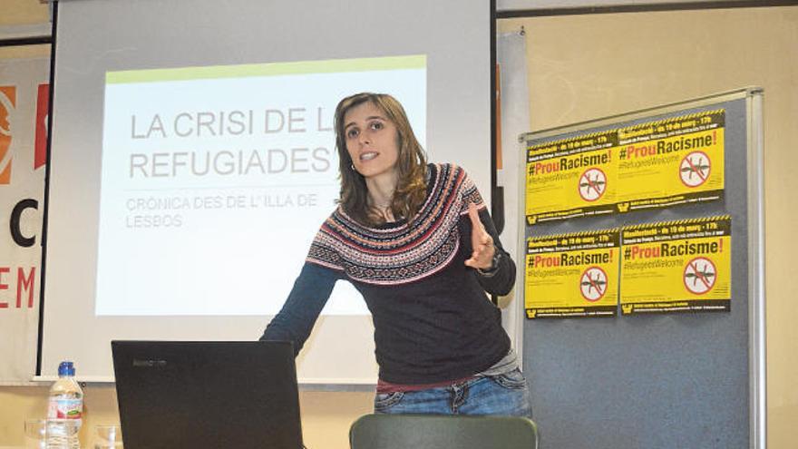 Intervenció de la voluntària Olga Margalef en la xerrada a la Casa Flors Sirera sobre Europa i els refugiats