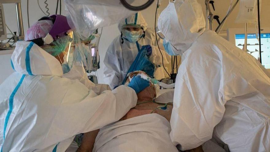 L&#039;equip de l&#039;UCI atent a un dels malalts de coronavirus ingressats a l&#039;Hospital Virgen de la Concha de Zamora.