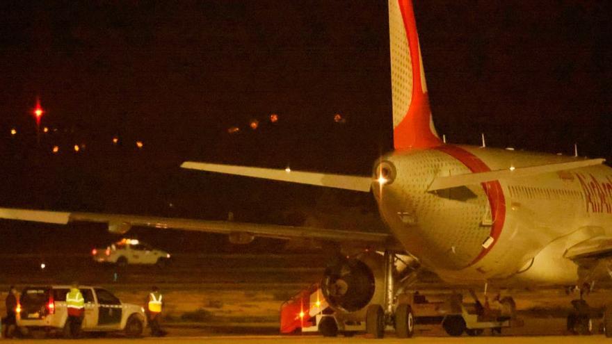 Tumulto en el avión de Mallorca: &quot;Por favor, id para atrás, dejadnos trabajar&quot;