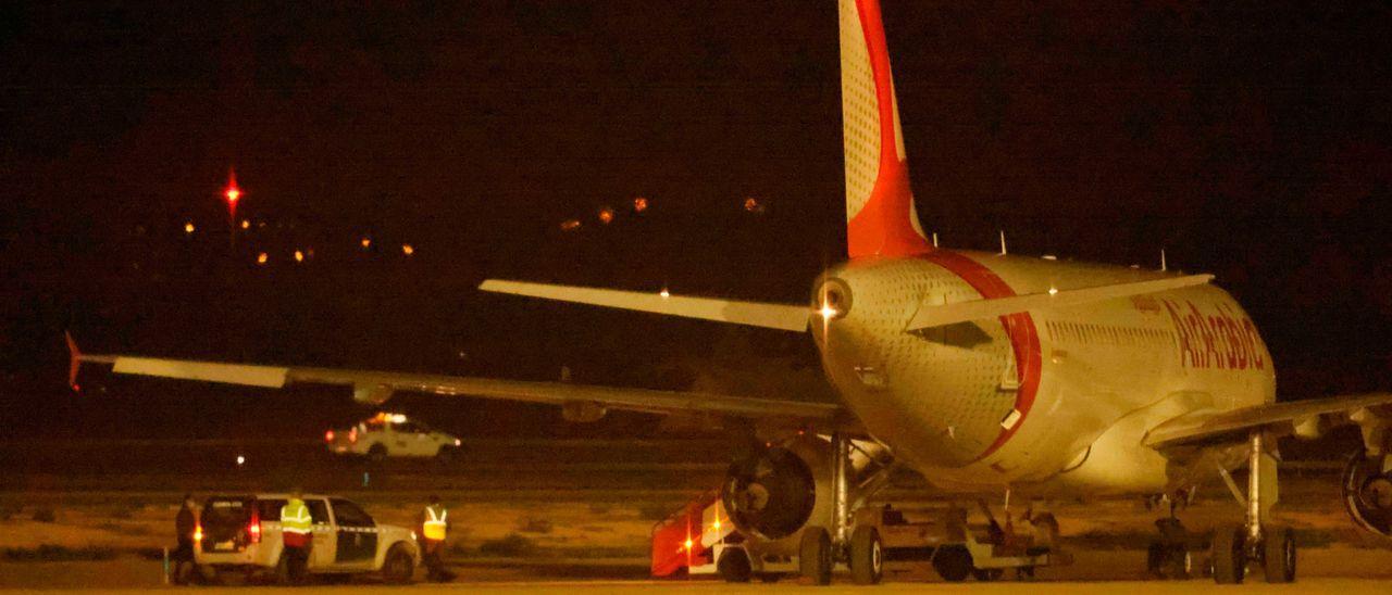 La Guardia Civil, junto al avión del que se fugaron veinte viajeros.