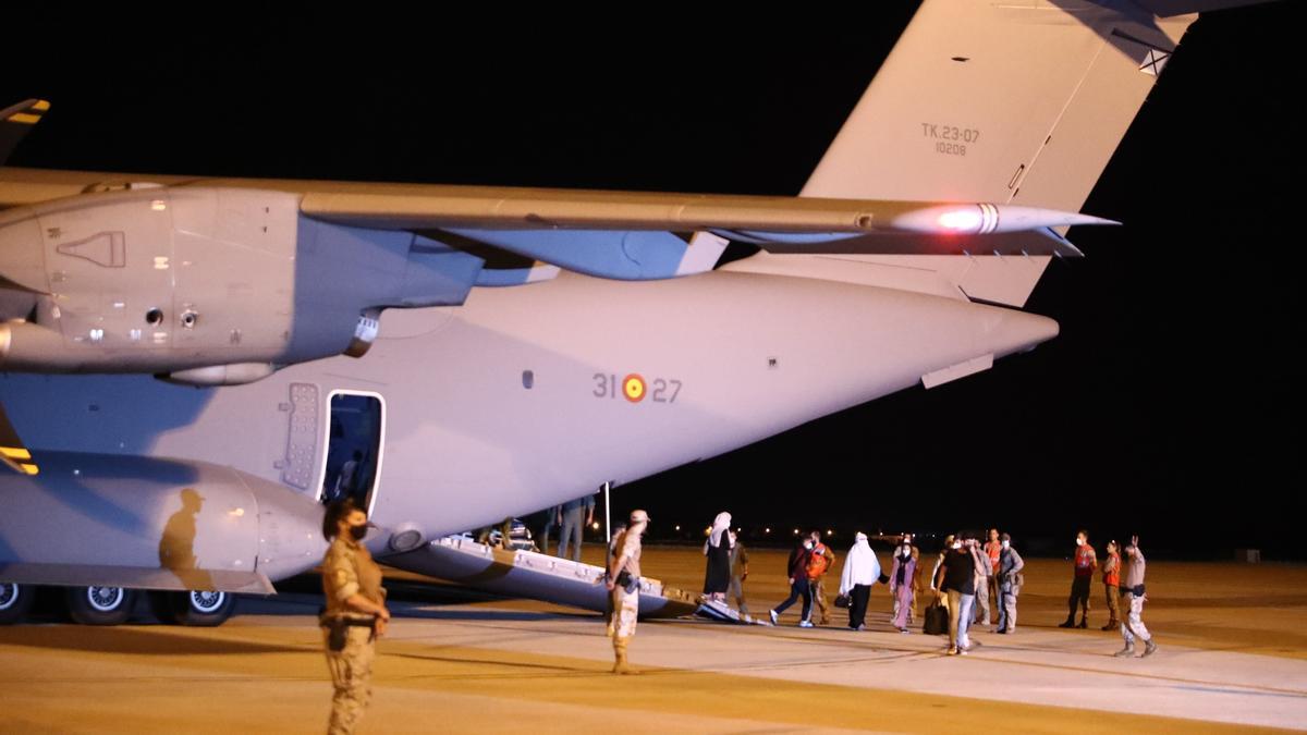 L&#039;arribada a Madrid del primer avió militar amb una cinquantena d&#039;evacuats de l&#039;Afganistan