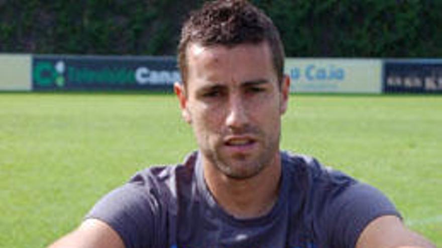 El central y capitán de la UD Las Palmas, David García, posa tras el entrenamiento de ayer en Barranco Seco. i F. B.