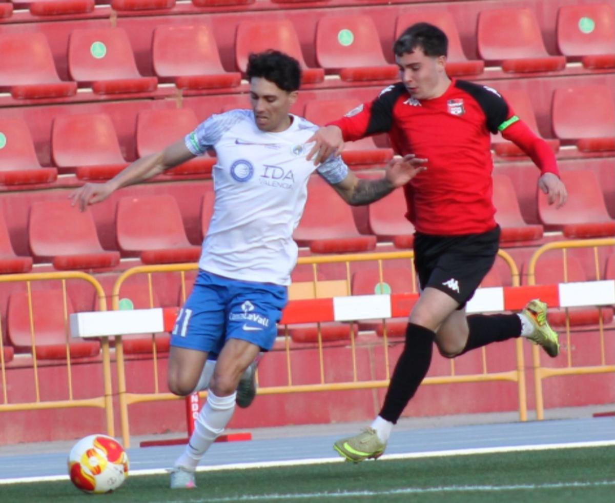 El extremo vallero Santi Pérez disputa un balón con un jugador de La Nucía.