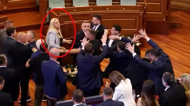 Una diputada lanza huevos contra el primer ministro de Kosovo en el Parlamento