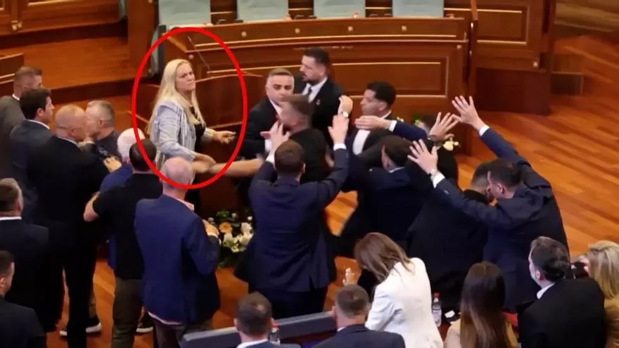 Una diputada lanza huevos contra el primer ministro de Kosovo en el Parlamento