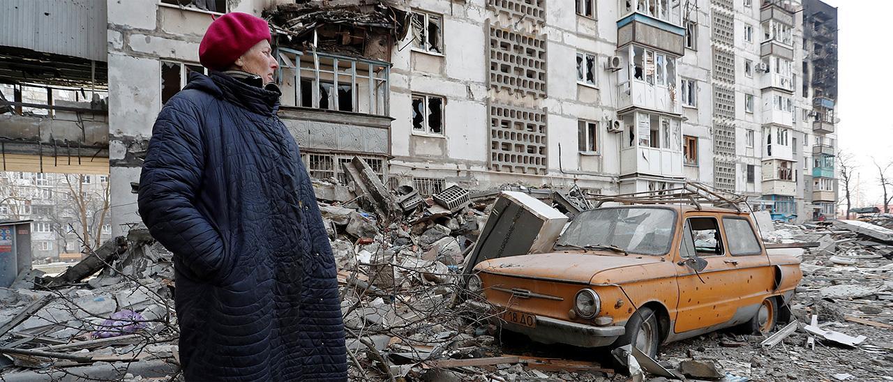 Una mujer observa los destrozos de los bombardeos de las tropas rusas en Mariúpol.