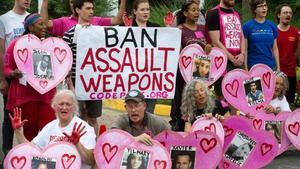 Protesta de activistas ante la entrada de la sede de la Asociación Nacional del Rifle, en Fairfax (Virginia), este martes.