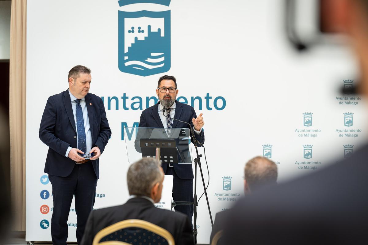 Pomares junto al presidente del Colegio de Administradores de fincas de Málaga y Melilla, Manuel Jiménez.