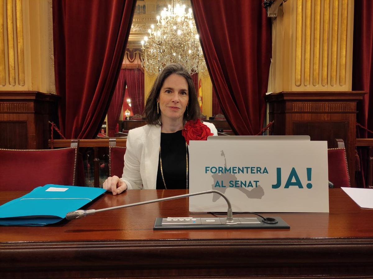 Vanessa Díaz esta mañana en su escaño del Parlament balear