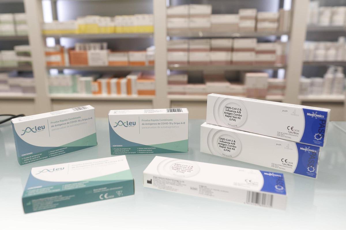 Tests d'antígens per detectar la grip i altres virus respiratoris en una farmàcia de Girona, aquest dilluns al matí.