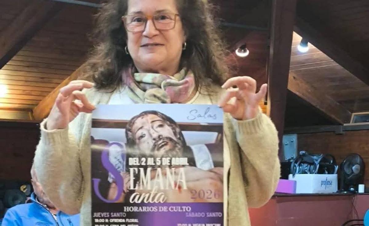Leonor Muñiz con el nuevo cartel de la Semana Santa.