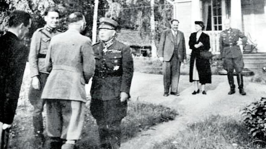 Himmler (de espaldas), saludando al militar finlandés Eino Suolahti; al fondo, el médico (con traje y corbata).