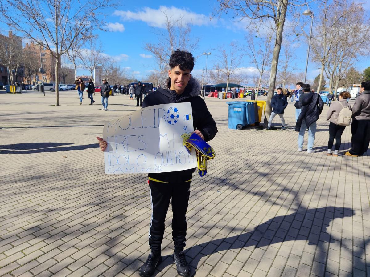 Este seguidor groguet intentó pedir la camiseta a Moleiro.