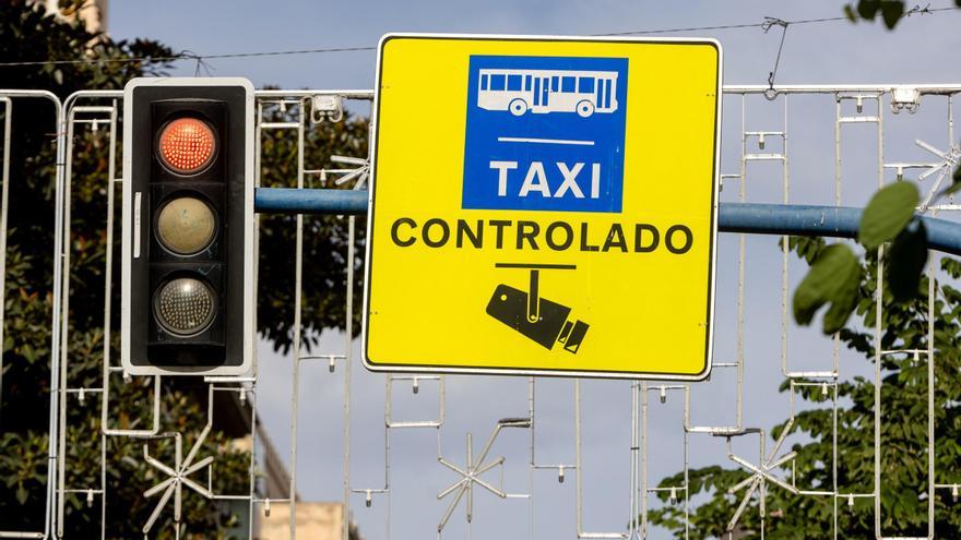 Todo vale en la Rambla: coches por el carril bus y en sentido contrario