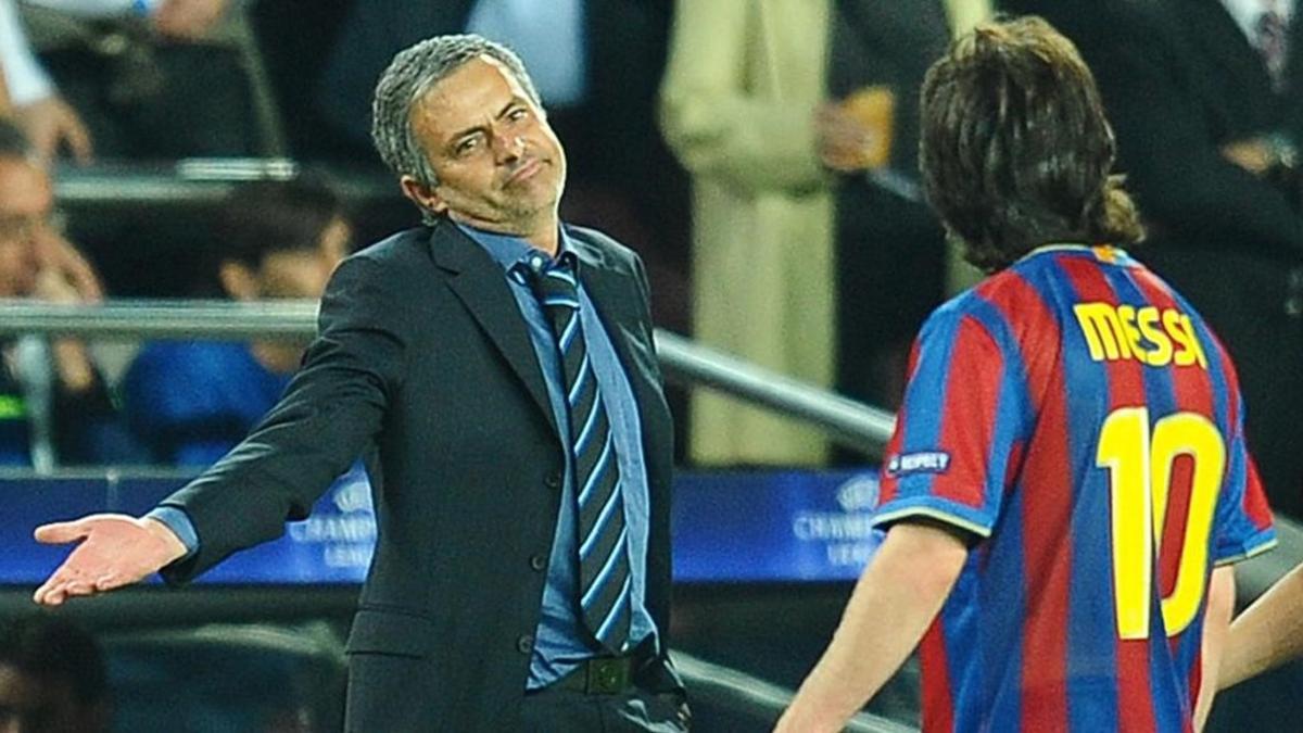 Mourinho gesticula ante Messi en un clásico del 2010.