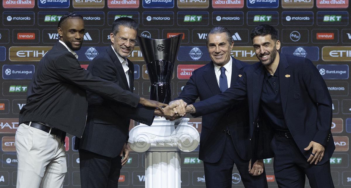 Posado junto a la copa