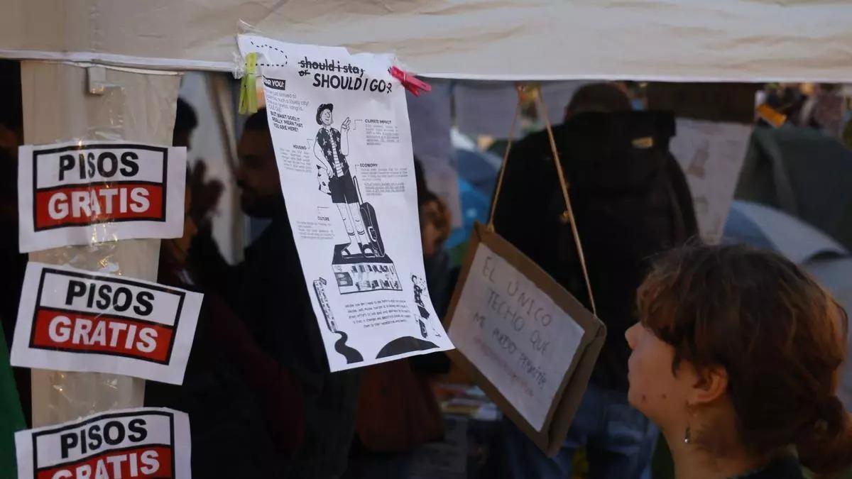 Acampada por la vivienda en la plaza del Ayuntamiento de València para visibilizar el abusivo mercado inmobiliario.