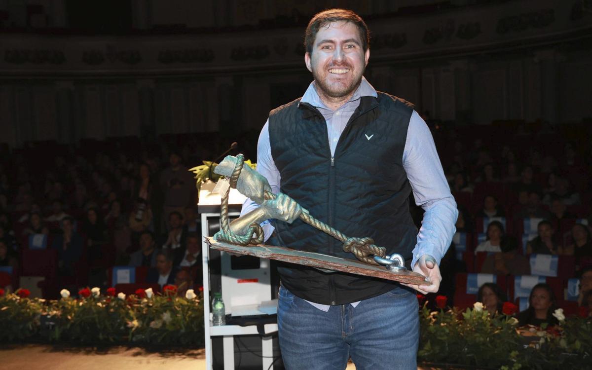 Jesús, el hermano 
de Chevy, recogió 
el trofeo.