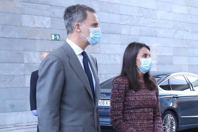 El rey Felipe VI y la reina Letizia, con mascarillas y top de Uterqüe, en la presentación del informe Cotec 2020