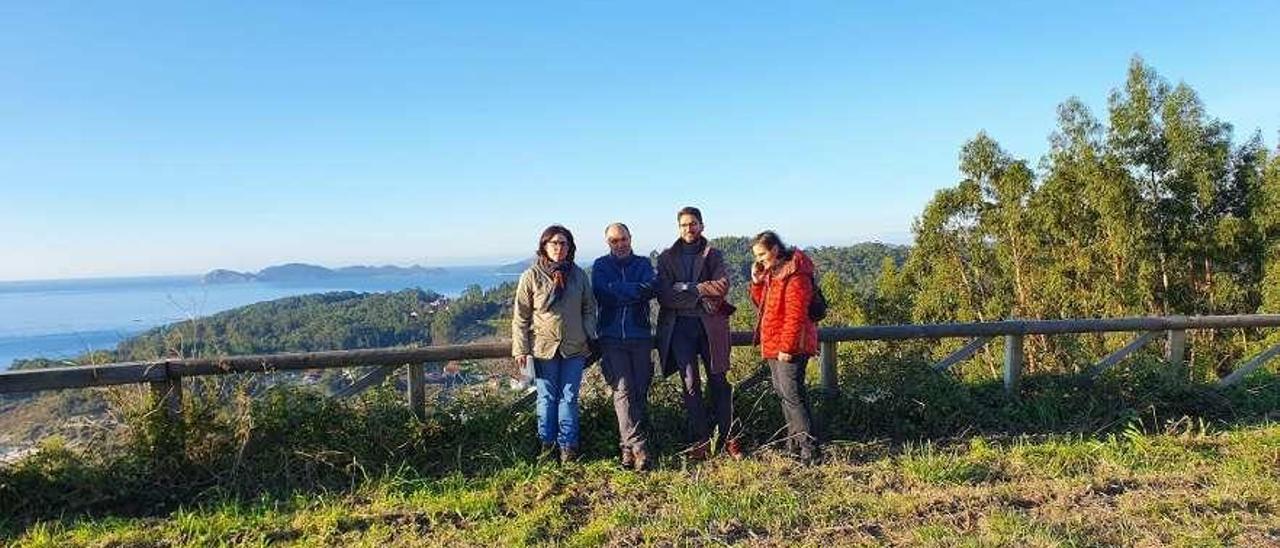El concejal de Medio Ambiente, con técnicos y el representantes de los montes de O Hío. // Gonzalo Núñez