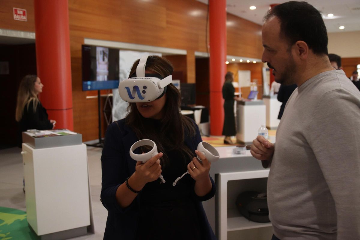 José Luis Fontenla, en una sesión divulgativa sobre las prestaciones de los recursos de realidad virtual y realidad aumentada creados por Rewoox.