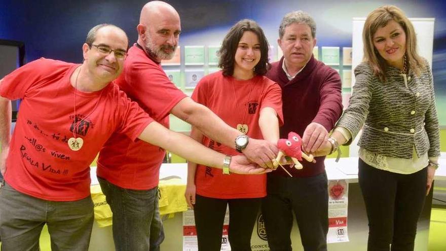 Raúl Álvarez, Francisco Pérez, Susana Pérez, Miguel Fernández Lores y Digna Rivas sostienen un corazón, símbolo de la Pontevedrada. / /R.V.