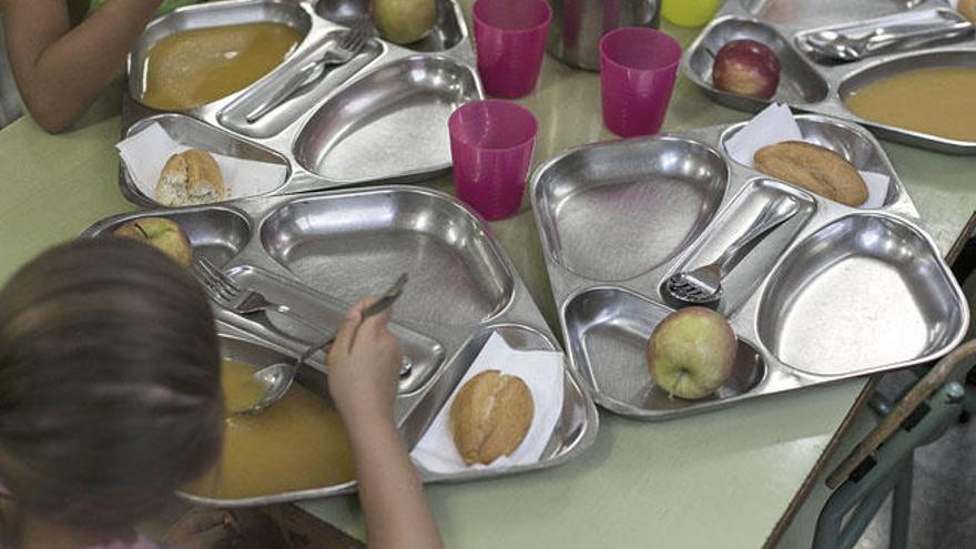 Varios escolares almuerzan durante la apertura de centros en el verano pasado.